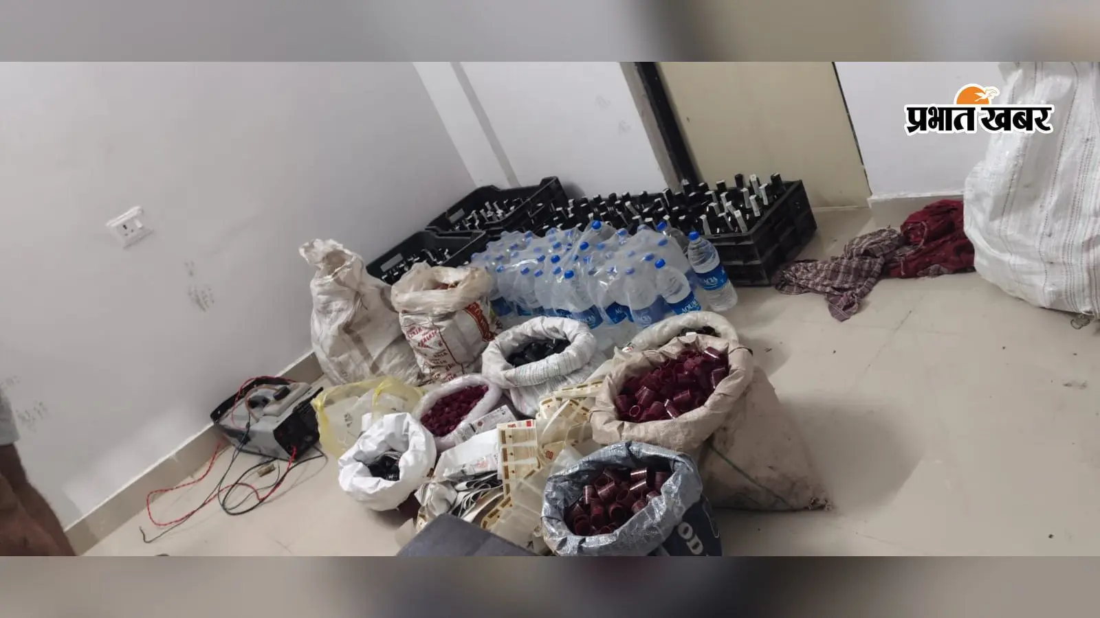 बंद मकान का ताला तोड़ा तो अंदर का नजारा देख पुलिस भी रह गयी हैरान, चल रही थी शराब की मिनी फैक्ट्री