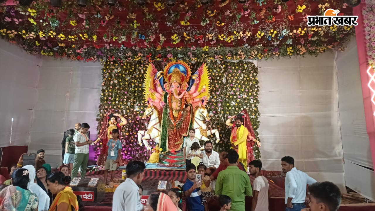 फोटो - पंडाल में गणपति बप्पा की दर्शनार्थ उमड़ी श्रद्धालुओं की भीड़ | Prabhat Khabar Network