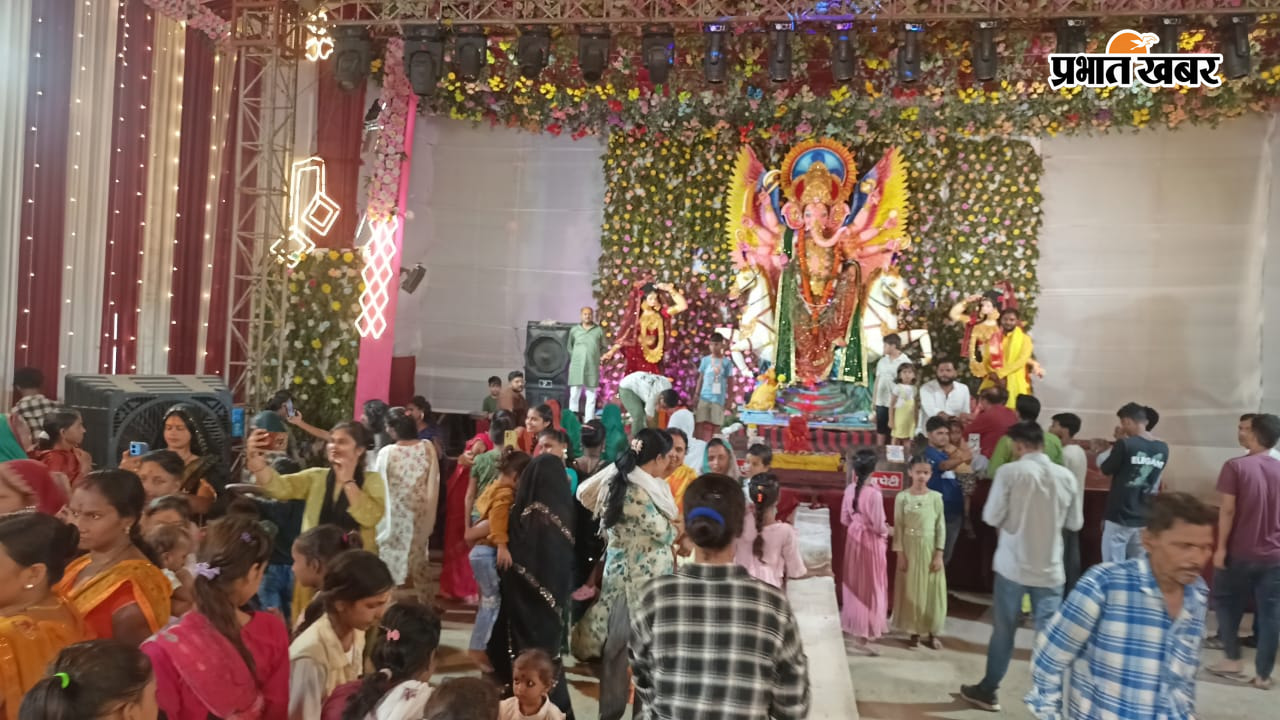 फोटो - पंडाल में गणपति बप्पा की दर्शनार्थ उमड़ी श्रद्धालुओं की भीड़ | Prabhat Khabar Network