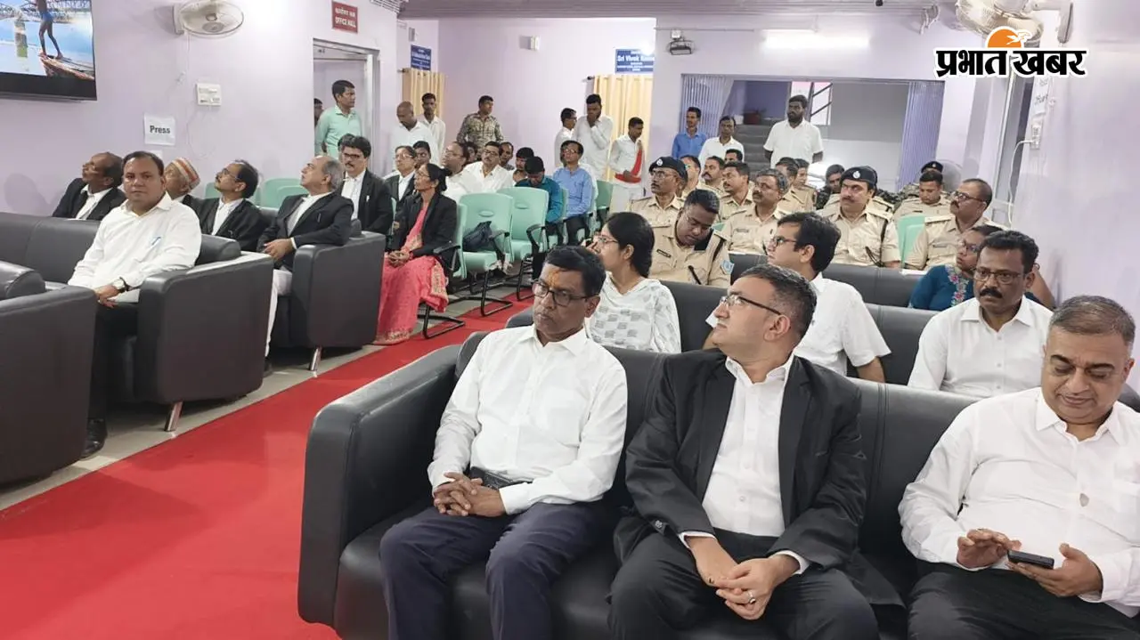 कार्यशाला को संबोधित करते न्यायिक पदाधिकारी और उपस्थित अधिवक्तागण | Prabhat Khabar Network