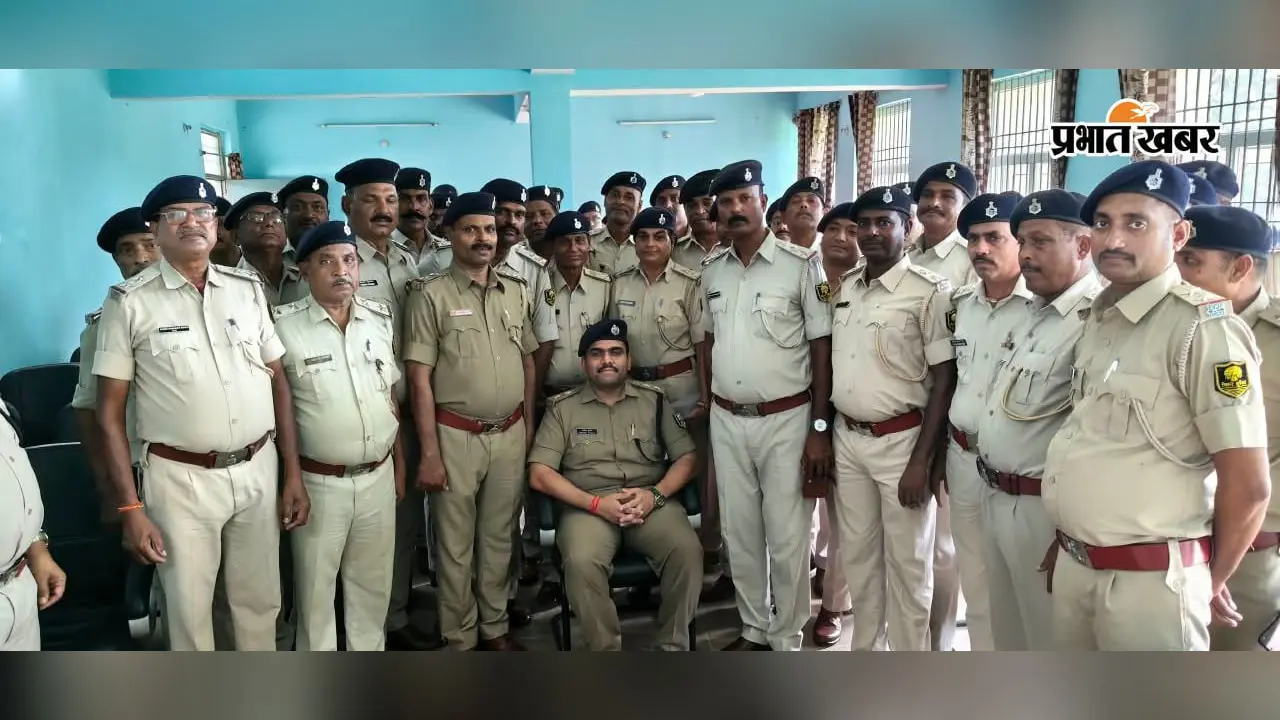 बांका में 52 एएसआई बने पुलिस अवर निरीक्षक, एसपी अमितेश कुमार ने लगाए स्टार