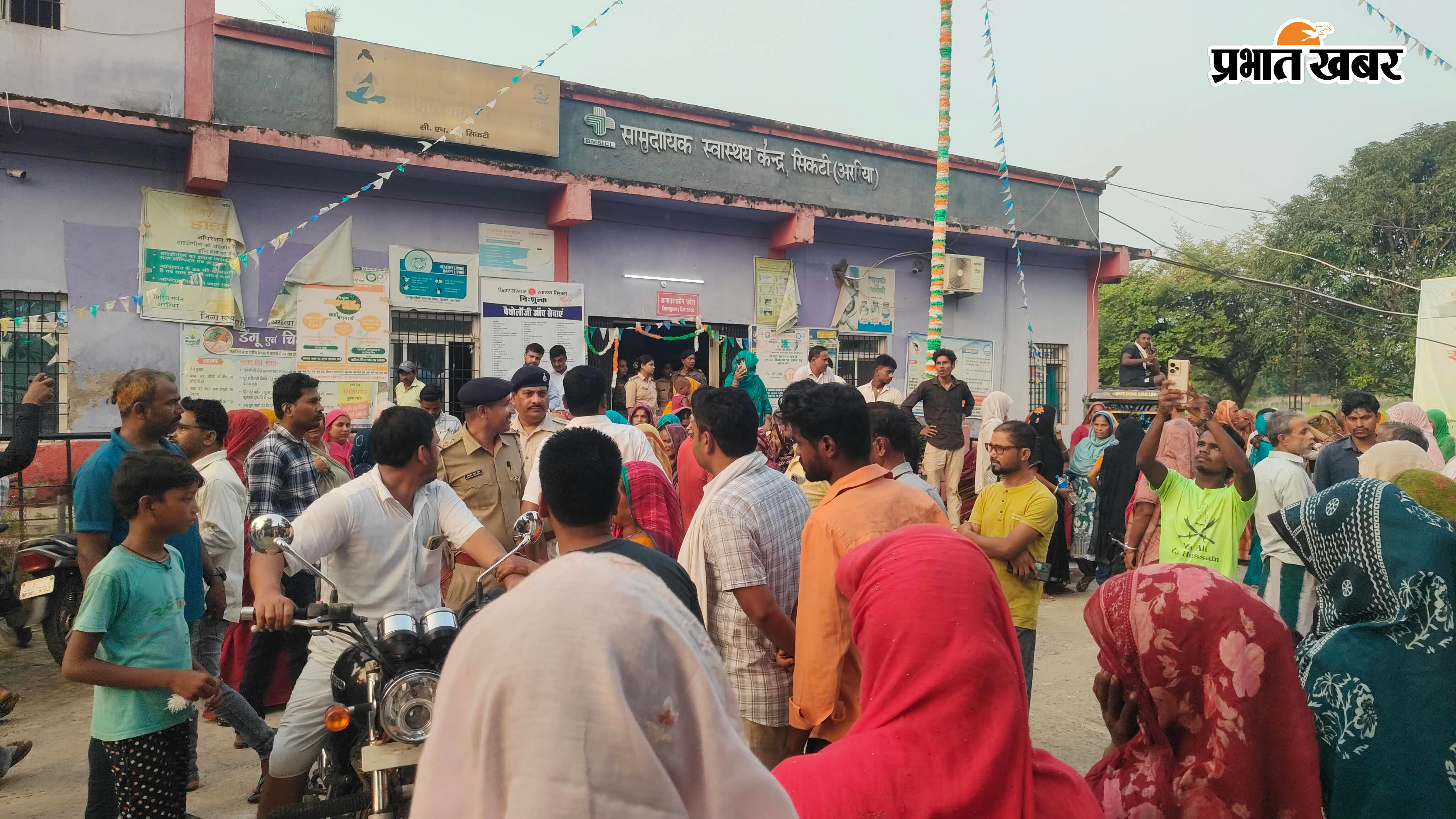 फोटो-हंगामा करते परिजनों को समझते जन प्रतिनिधि | Prabhat Khabar Network