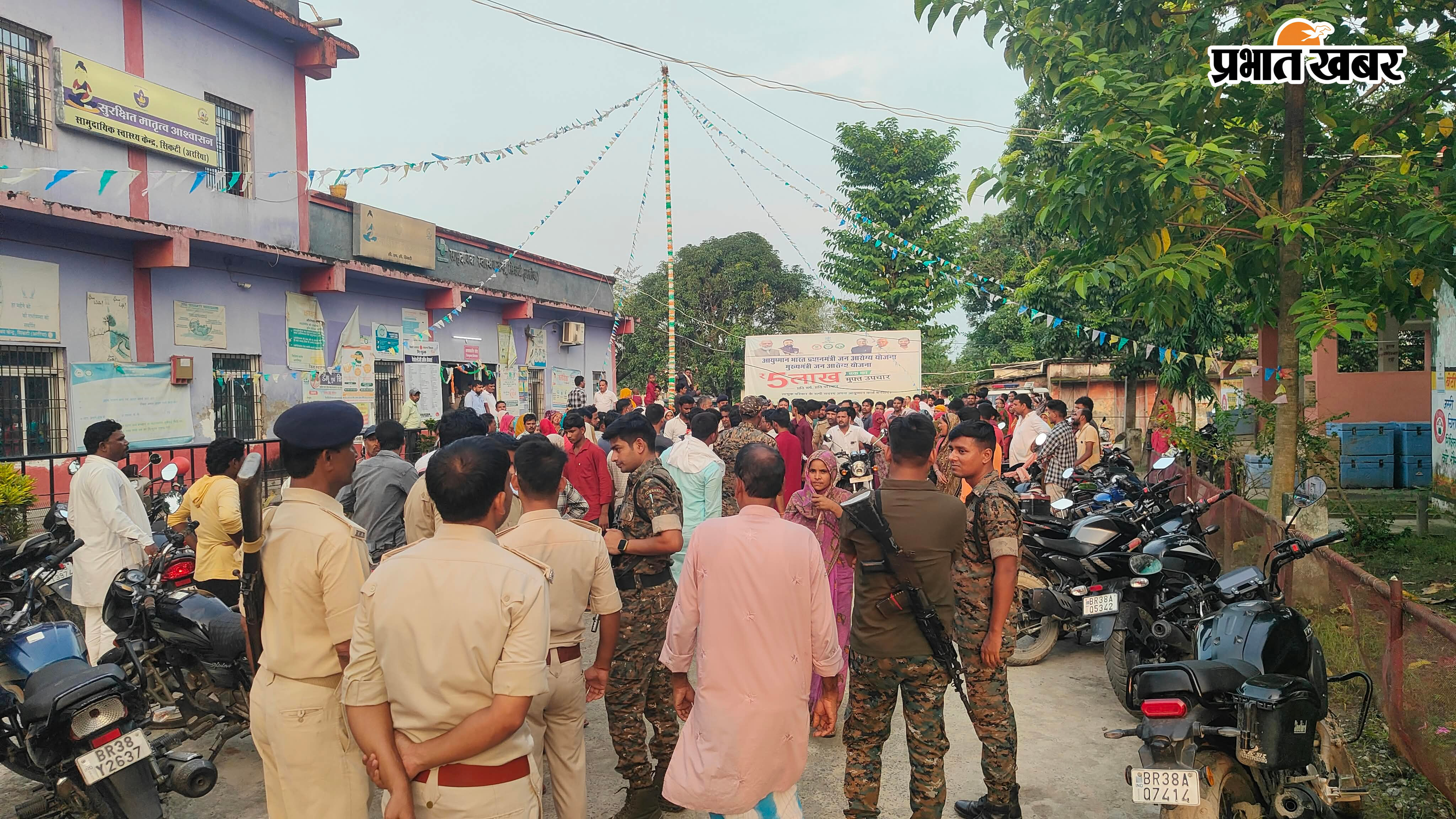 फोटो-हंगामा करते परिजनों को समझते जन प्रतिनिधि | Prabhat Khabar Network