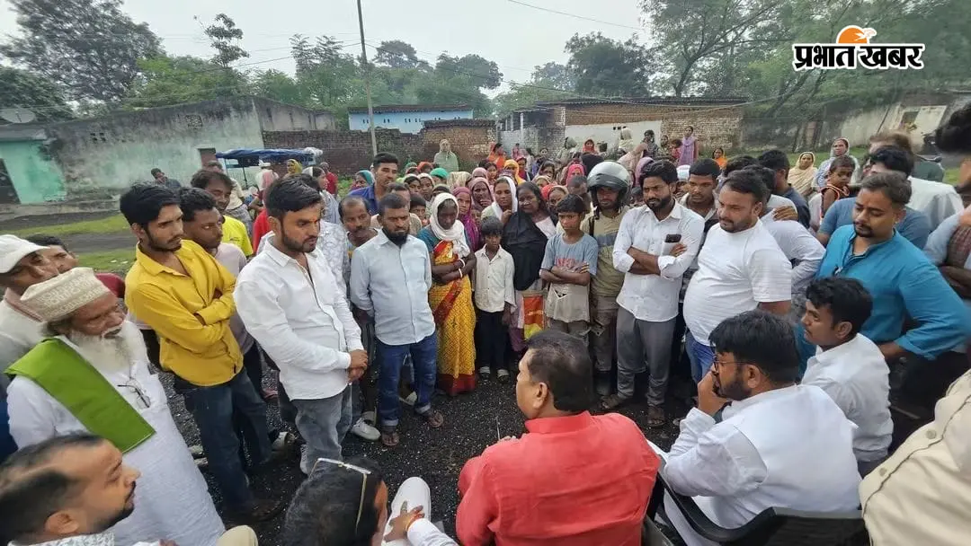 रेलवे के नोटिस से महुआ टोला के ग्रामीणों में चिंता, सांसद-विधायक से मांगी राहत