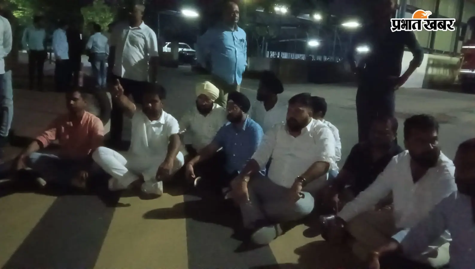 टाटा स्टील के टिनप्लेट डिवीजन में हादसा : कंपनी परिसर में धरना पर बैठे कांग्रेसी, कहा - अभी तक नहीं मिलने पहुंचे अधिकारी