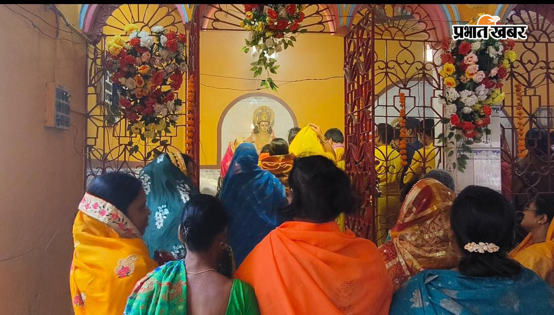 नलहाटी में बलभद्र पूजा के दौरान शामिल समाज के सदस्य | Prabhat Khabar Network