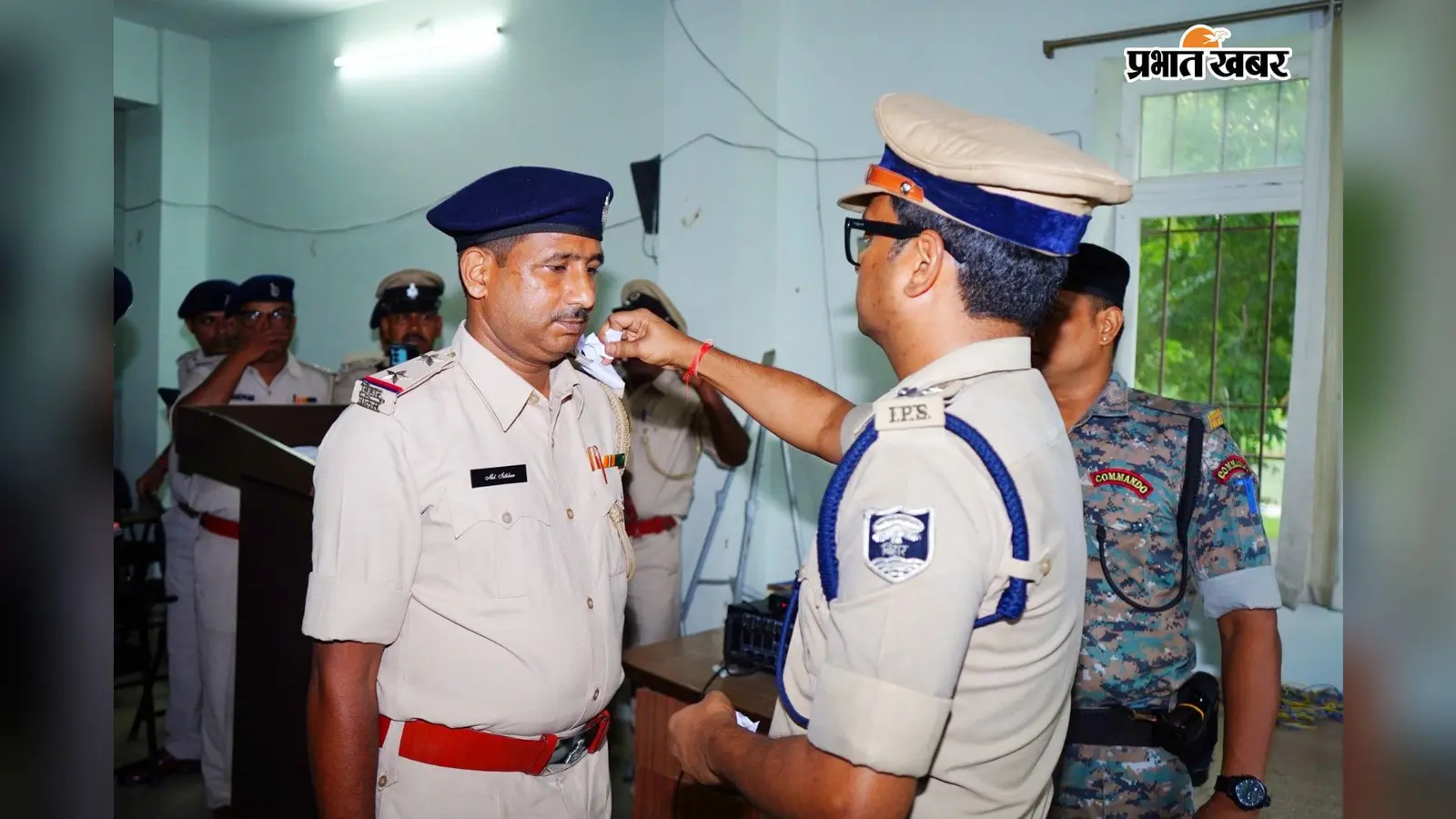 औरंगाबाद में 230 ASI बने SI, एसपी-डीएसपी ने कंधे पर स्टार लगाकर सौंपी नई जिम्मेदारी