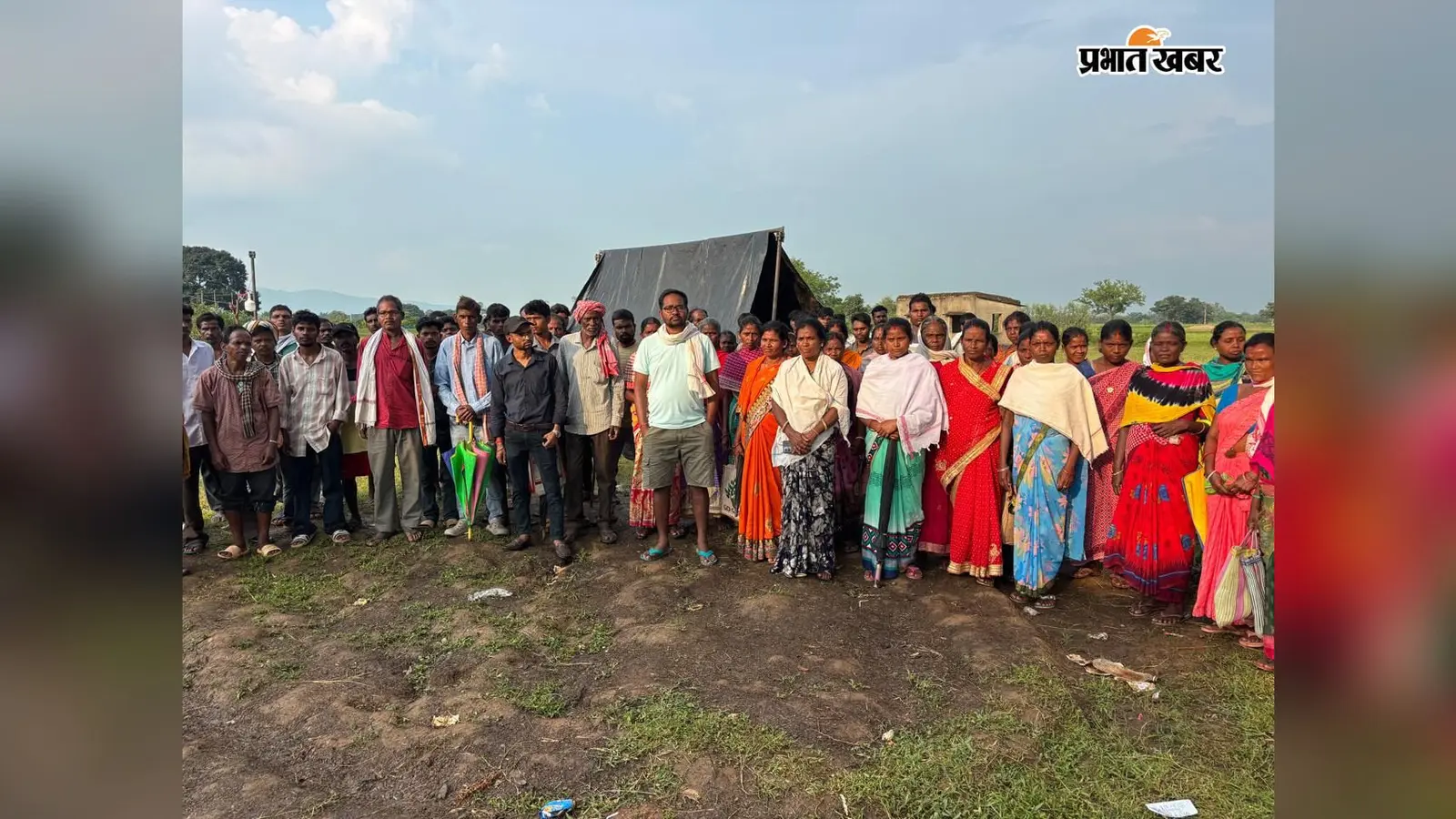 हिंडाल्को के खिलाफ पांचवें दिन भी धरना, बारिश के बीच डटे रहे सैकड़ों महिला-पुरुष