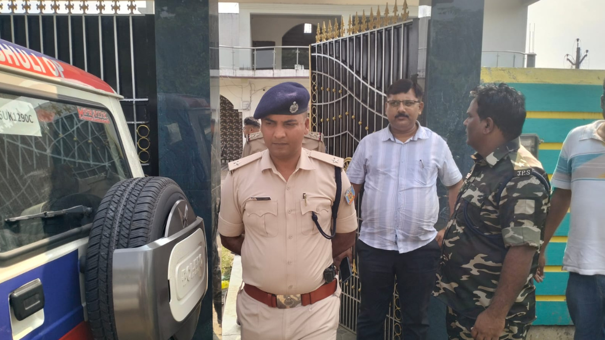 टीम ने सीसीटीवी फुटेज और डीबीआर को जब्त किया