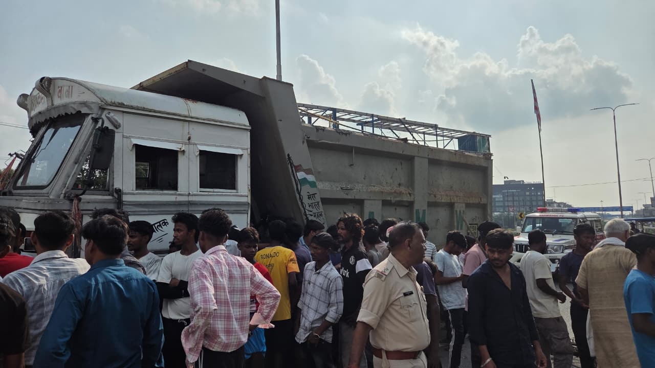 सड़क जाम कर विरोध करते ग्रामीण