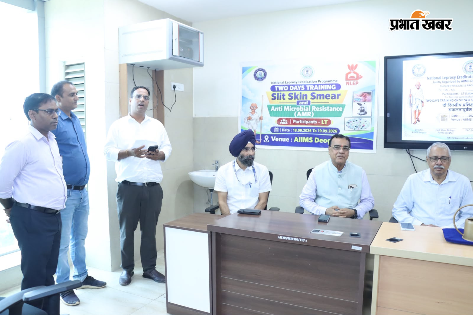 देवघर एम्स में प्रशिक्षण का उद्घाटन करते हैं एम्स डायरेक्टर डॉक्टर प्रोफेसर गैंग व अन्य. प्रशिक्षण में मंच पर मौजूद एम्स देवघर के कार्यकारी निदेशक प्रो. (डॉ.) नितिन एम. गंगाने, डीन (एकेडमिक) प्रो. (डॉ.) हरमिंदर सिंह, माइक्रोबायोलॉजी विभागाध्यक्ष डॉ. रत्नेश कुमार, देवघर के सिविल सर्जन डॉ. शिव प्रसाद मिश्रा और जिला कुष्ठ पदाधिकारी डॉ. मनोज कुमार गुप्ता. | Prabhat Khabar Network