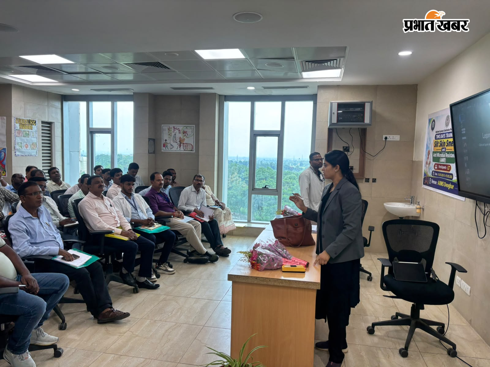 देवघर एम्स में प्रशिक्षण का उद्घाटन करते हैं एम्स डायरेक्टर डॉक्टर प्रोफेसर गैंग व अन्य. प्रशिक्षण में मंच पर मौजूद एम्स देवघर के कार्यकारी निदेशक प्रो. (डॉ.) नितिन एम. गंगाने, डीन (एकेडमिक) प्रो. (डॉ.) हरमिंदर सिंह, माइक्रोबायोलॉजी विभागाध्यक्ष डॉ. रत्नेश कुमार, देवघर के सिविल सर्जन डॉ. शिव प्रसाद मिश्रा और जिला कुष्ठ पदाधिकारी डॉ. मनोज कुमार गुप्ता. | Prabhat Khabar Network