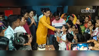 101 दीपों से जगमगाया मंदिर, केक काटकर मनाया पीएम मोदी का जन्मदिन