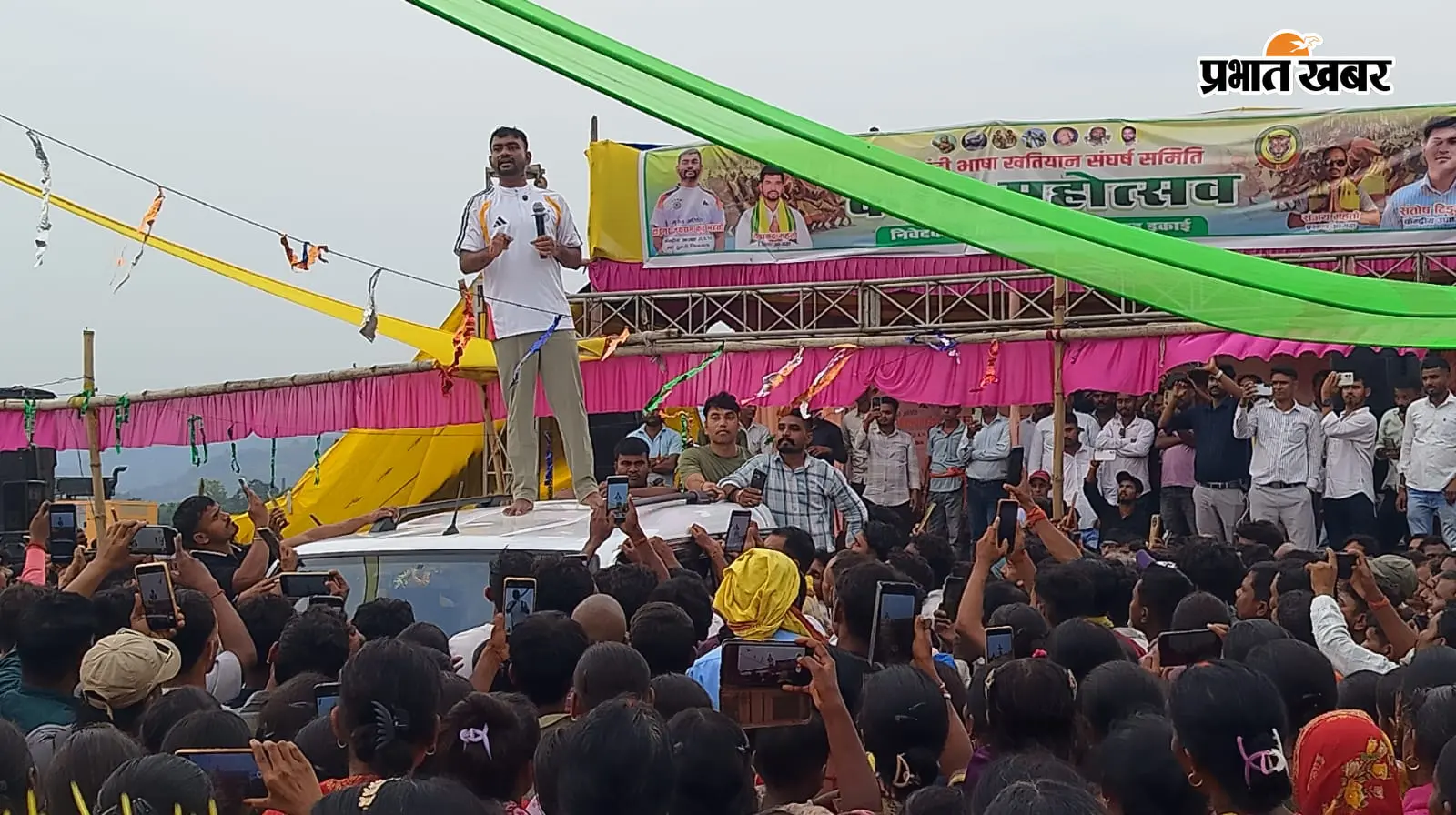 दुलमी में करम महोत्सव की धूम, ढोल-नगाड़ों पर झूमे लोग; जयराम महतो ने संस्कृति बचाने का दिया संदेश