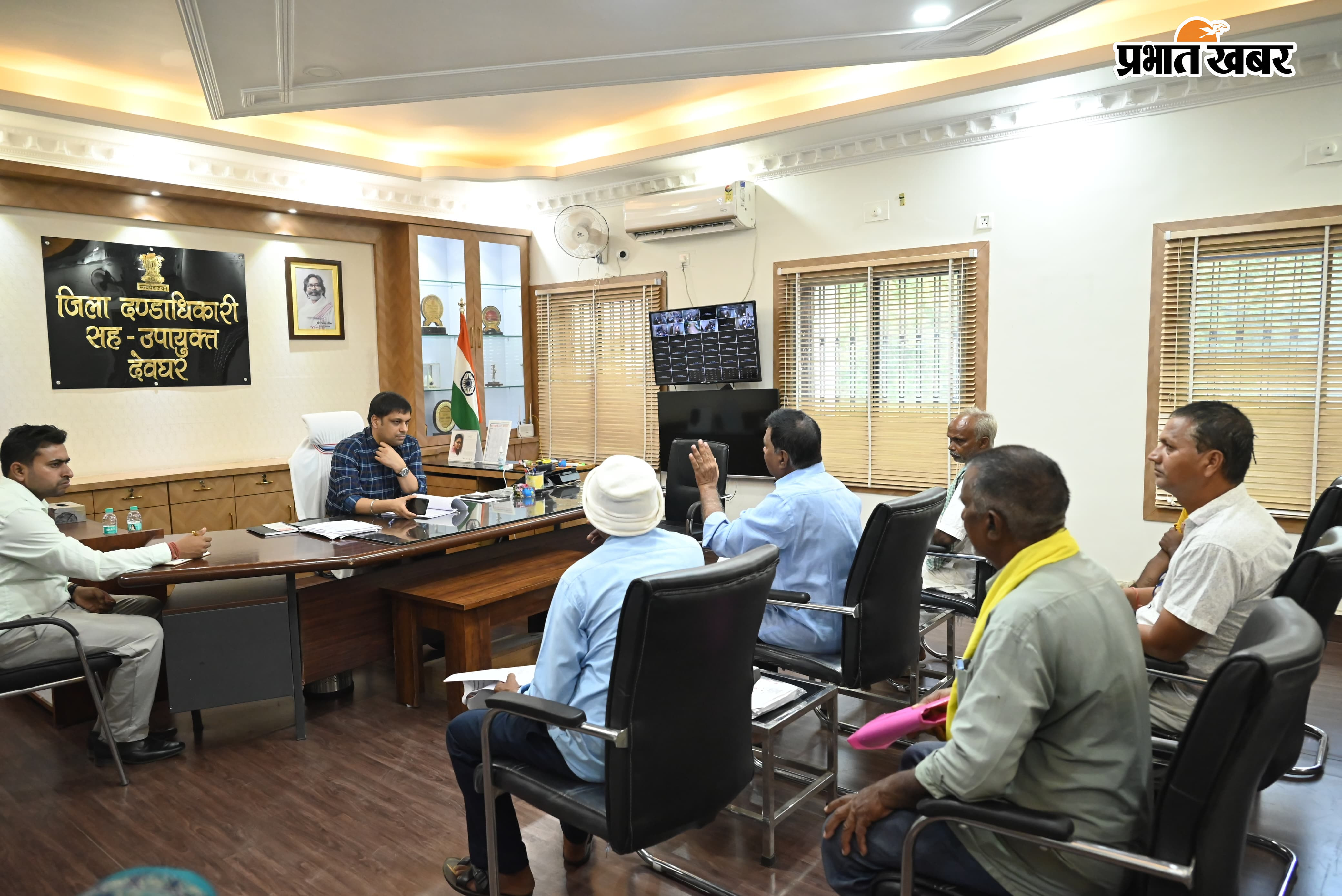 जनता दरबार में लोगों की समस्या सुनते डीसी सौरभ कुमार भुवानिया | Prabhat Khabar Network