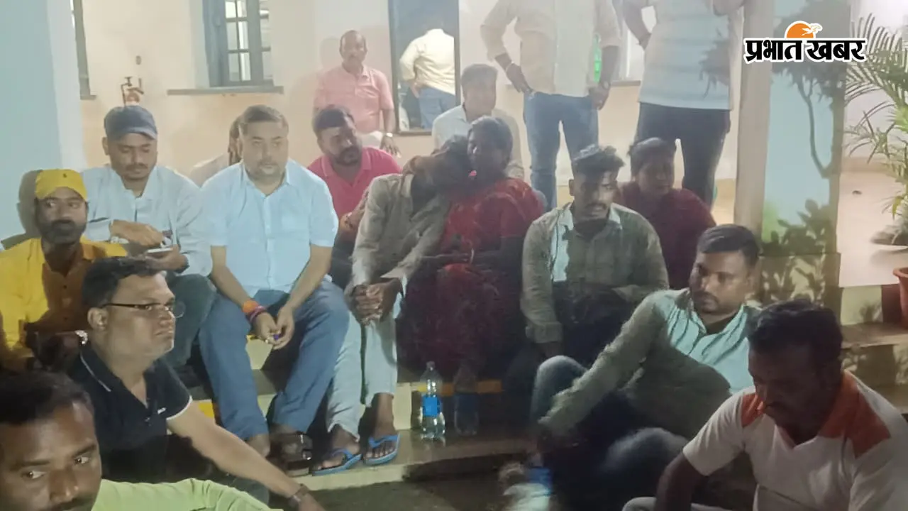 टाटा स्टील के टिनप्लेट डिवीजन में हादसा : 50 लाख मुआवजा व स्थायी नौकरी की मांग पर अड़े परिजन, बेटे ने रोते हुए कही ये बात
