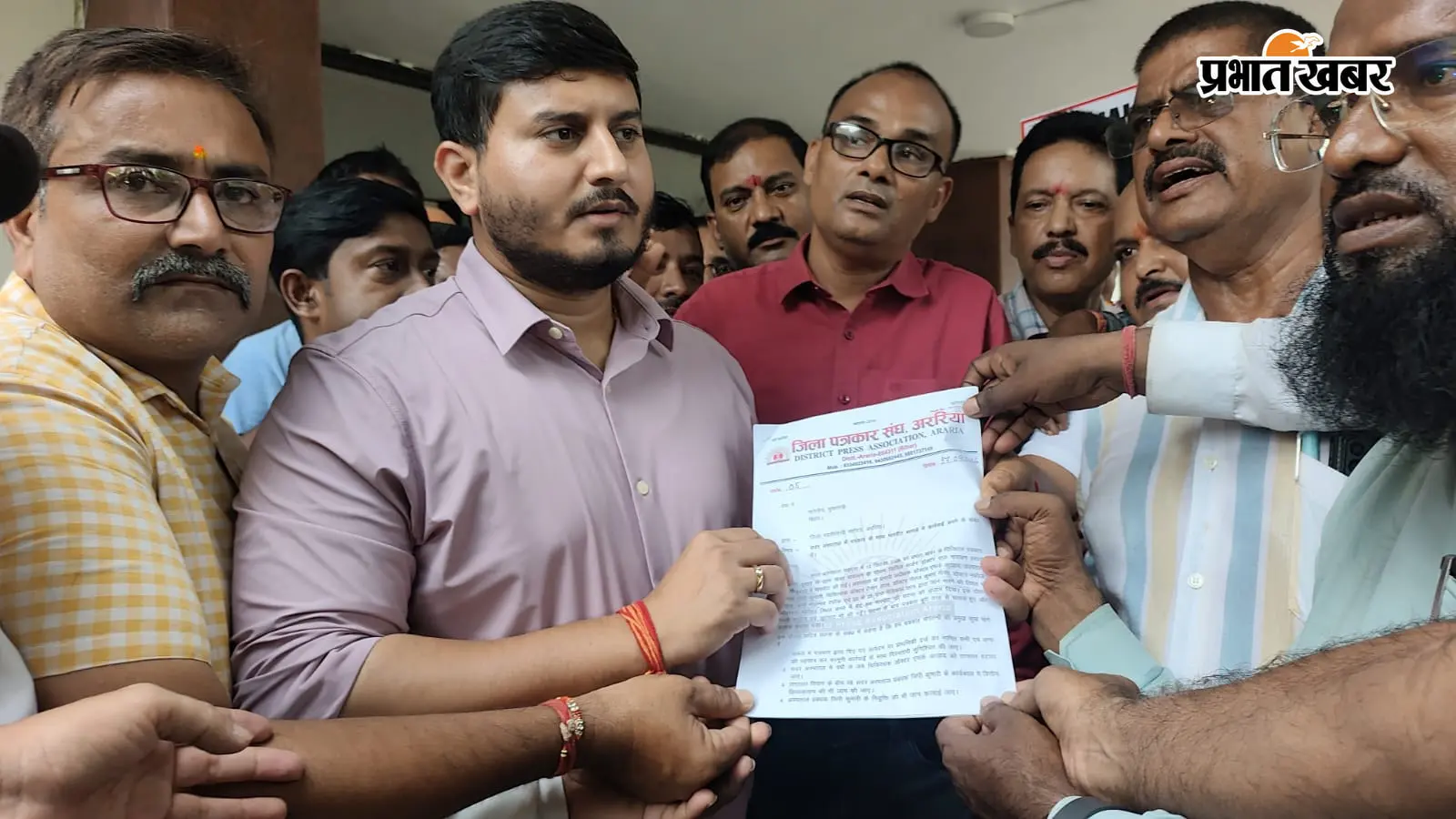 सहरसा की घटना के विरोध में अररिया के पत्रकारों ने निकाला विरोध मार्च, एसडीओ को सौंपा ज्ञापन