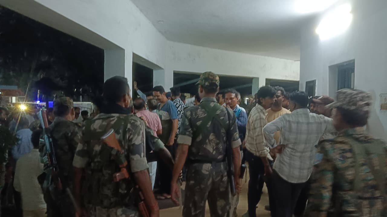 फोर्स तैनात.