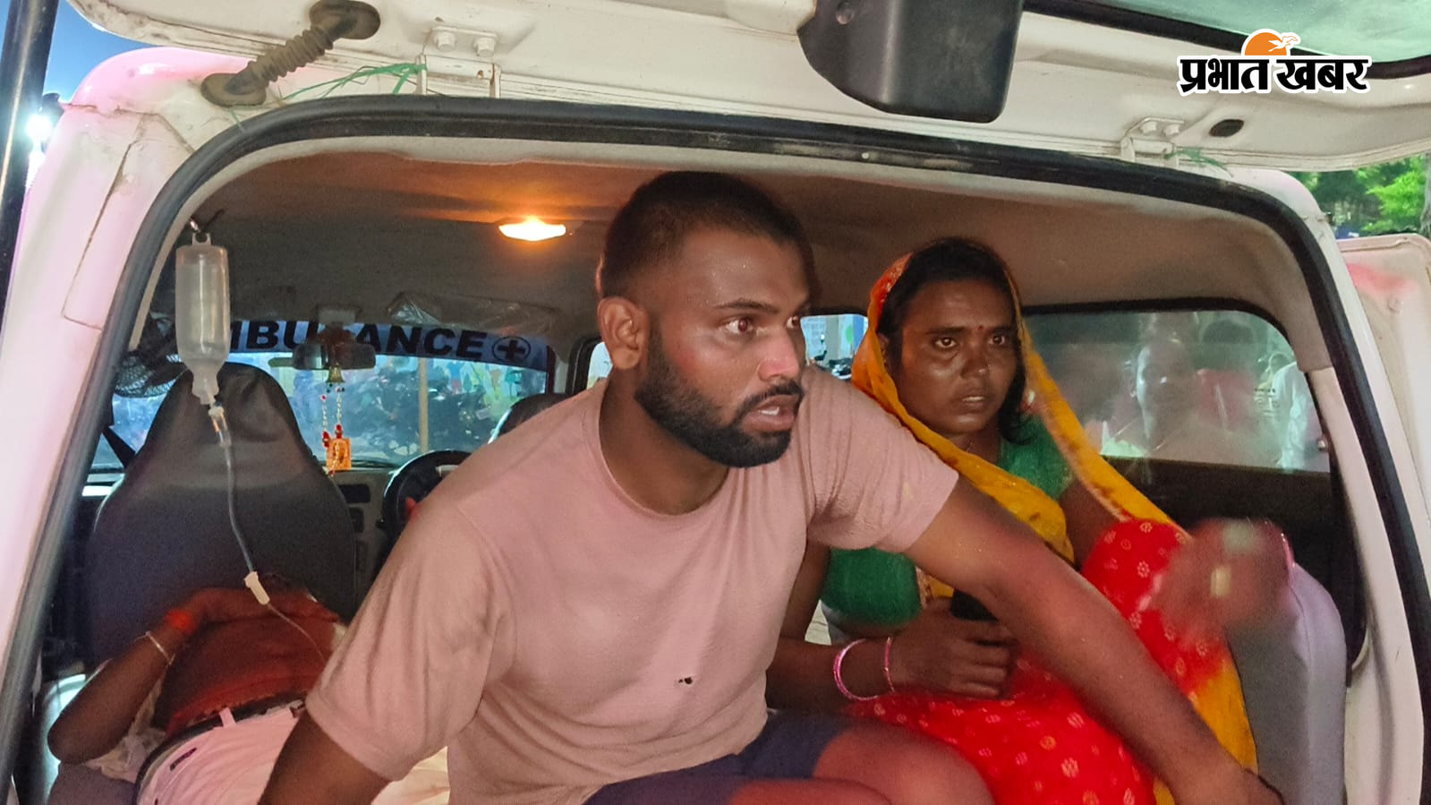 फोटो. सदर अस्पताल शेखपुरा में घायल पिकअप चालक फोटो. सदर अस्पताल में जांच करते पुलिस फोटो. सदर अस्पताल में इलाजरत घायल फोटो. एंबुलेंस से जाते पीड़ित पार्जन | Prabhat Khabar Network