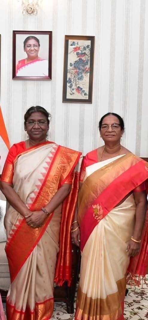 राष्ट्रपति द्रौपदी मुर्मू के साथ विमला प्रधान