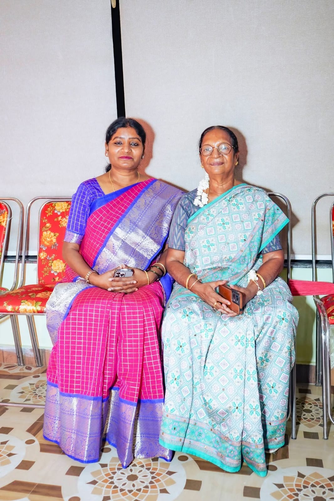 राष्ट्रीय अनुसूचित जनजाति आयोग की सदस्य आशा लकड़ा के साथ विमला प्रधान