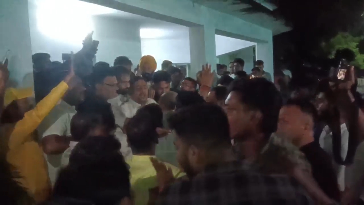 आपस में भिड़े कार्यकर्ता.