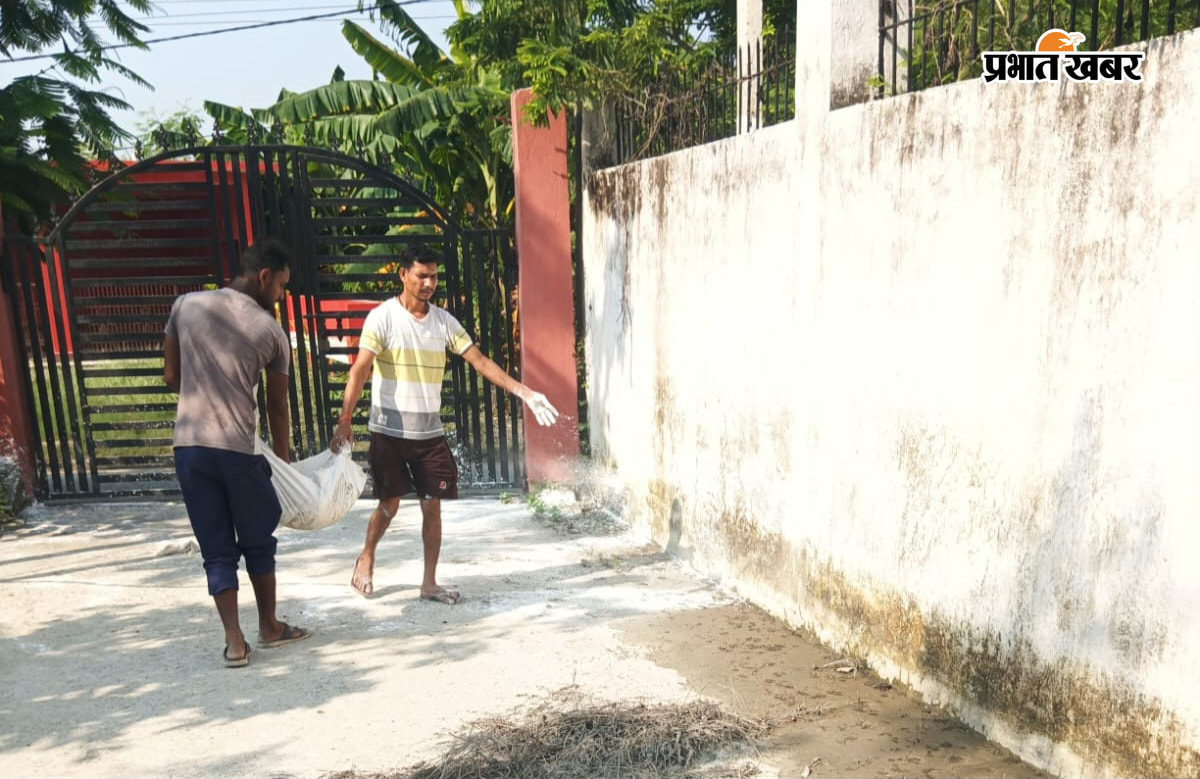 फोटो -- नाव से आते जाते लोग फोटो -- डीआरसीसी के समीप ब्लीचिंग का छिड़काव करते | Prabhat Khabar Network