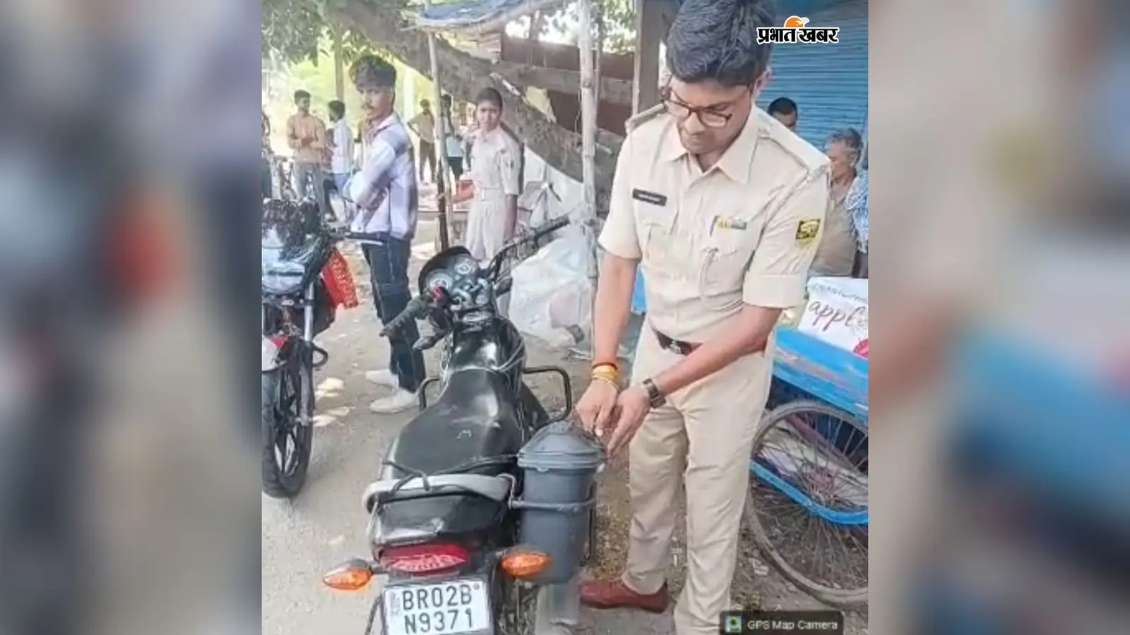 गया जी : गुरुआ में वाहन जांच के दौरान 25 लीटर महुआ शराब बरामद, बाइक चालक गिरफ्तार