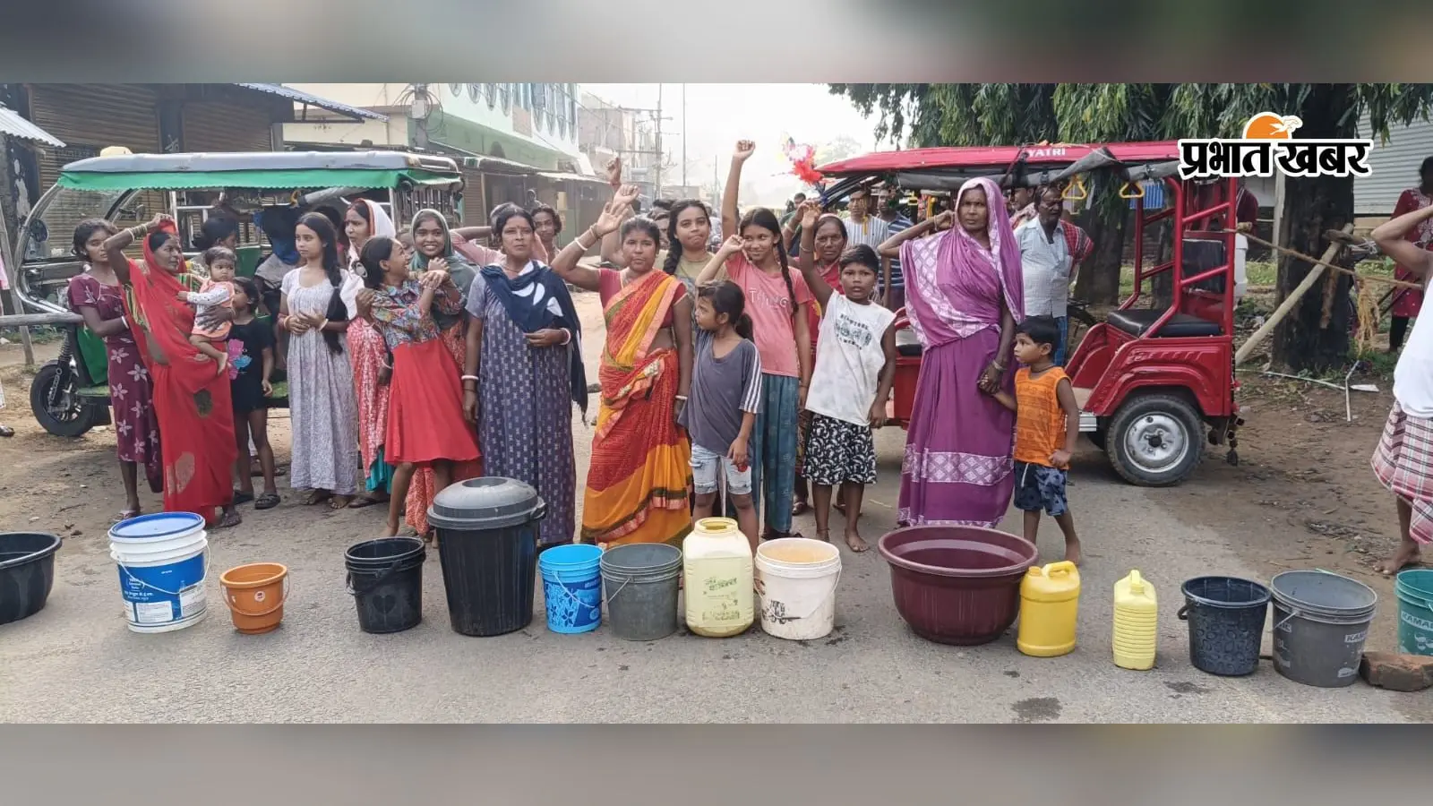 प्यास बुझाए या करियर बनाए; 3 किमी दूर नदी से पानी लाने को मजबूर बच्चे