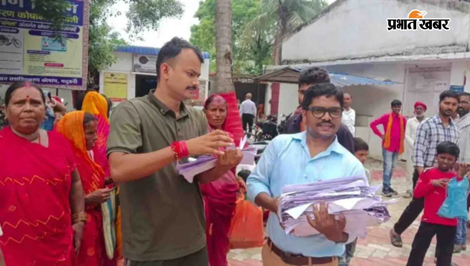 डीएम साहब भूमिहीनों को बांटेंगे बंदोबस्ती पर्चा... इतना सुनते ही मधुबनी कलेक्ट्रेट पहुंचीं 400 महिलाएं, दर्ज करानी पड़ी FIR
