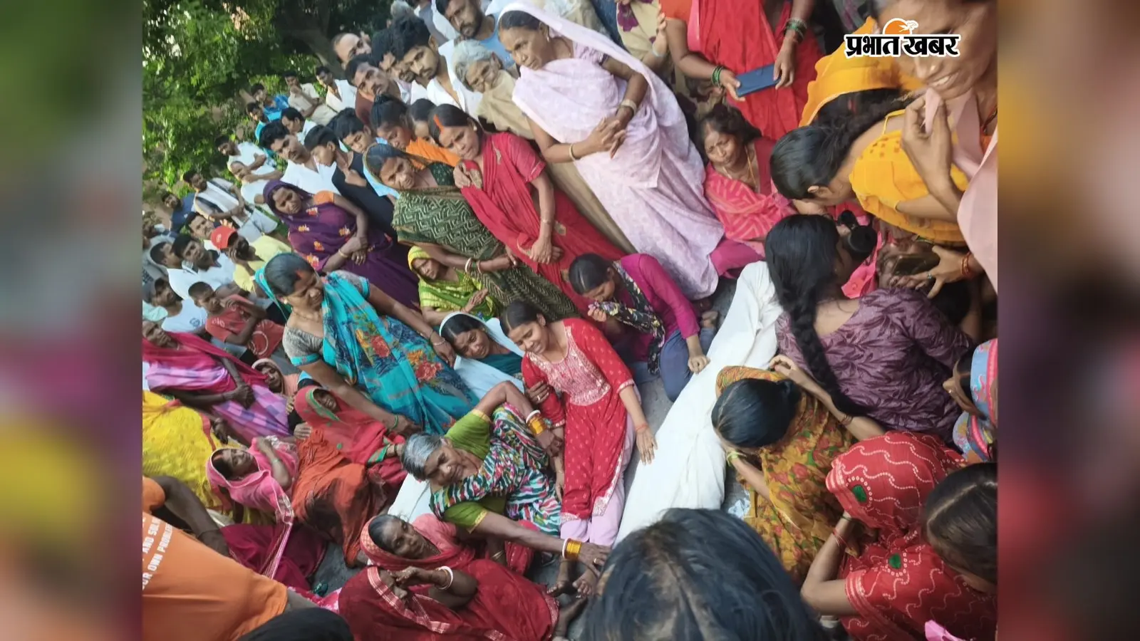 मूर्ति विसर्जन करने जा रहे लोगों को डंपर ने मारी टक्कर, दो की मौत; ग्रामीणों ने शव सड़क पर रख डेहरी-रोहतास मार्ग किया जाम