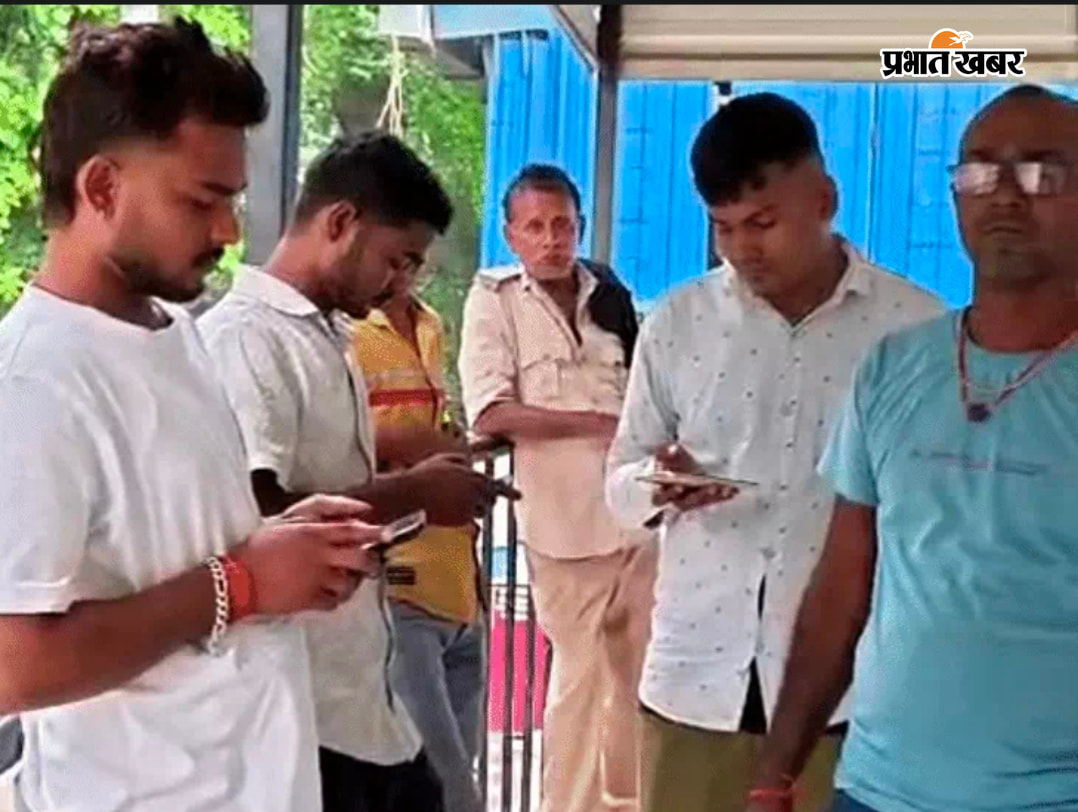 1 रोते बिखलते परिजन  2 पोस्टमार्टम हेतु सदर अस्पताल बेगूसराय पहुंचे परिजन | Prabhat Khabar Network