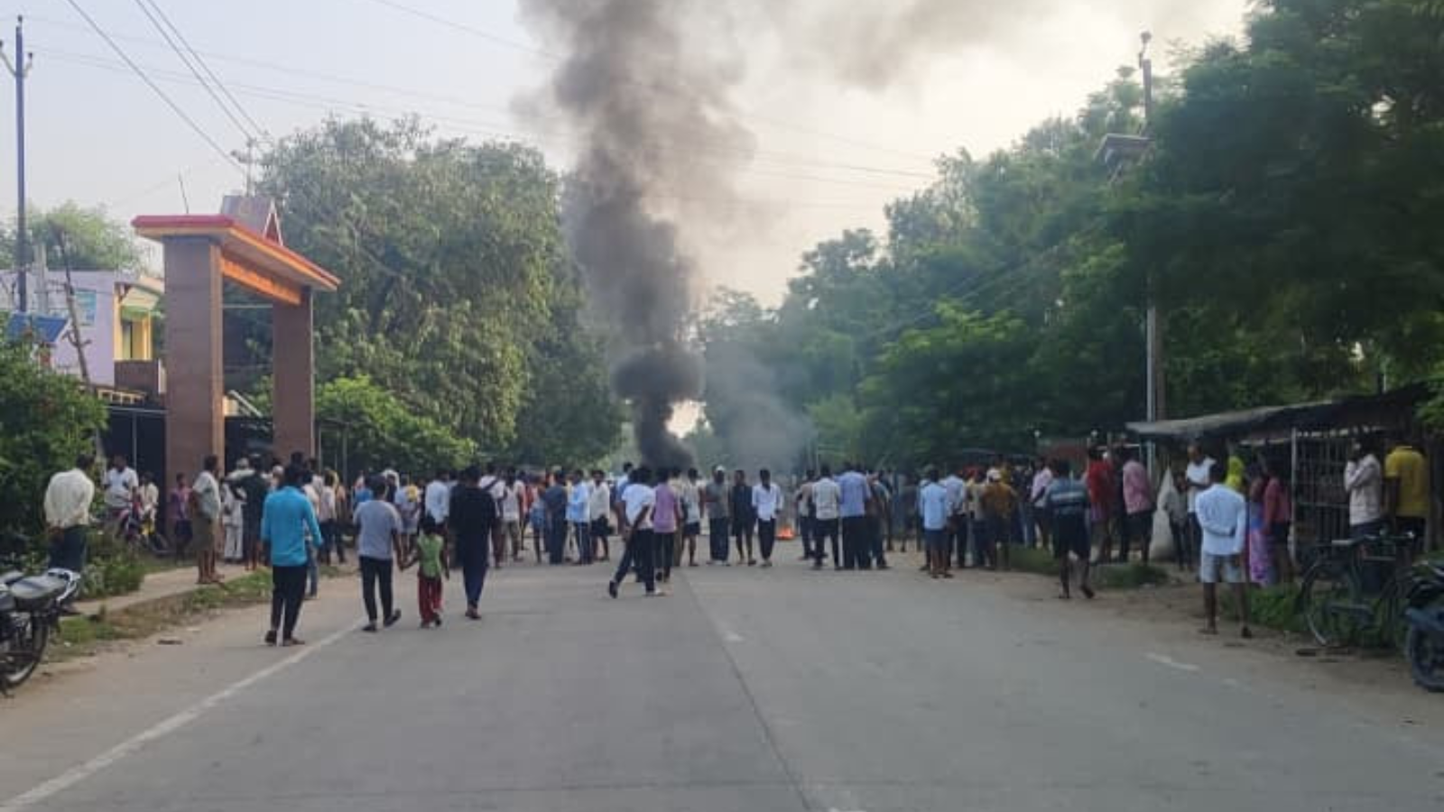 प्रदर्शन करते ग्रामीण