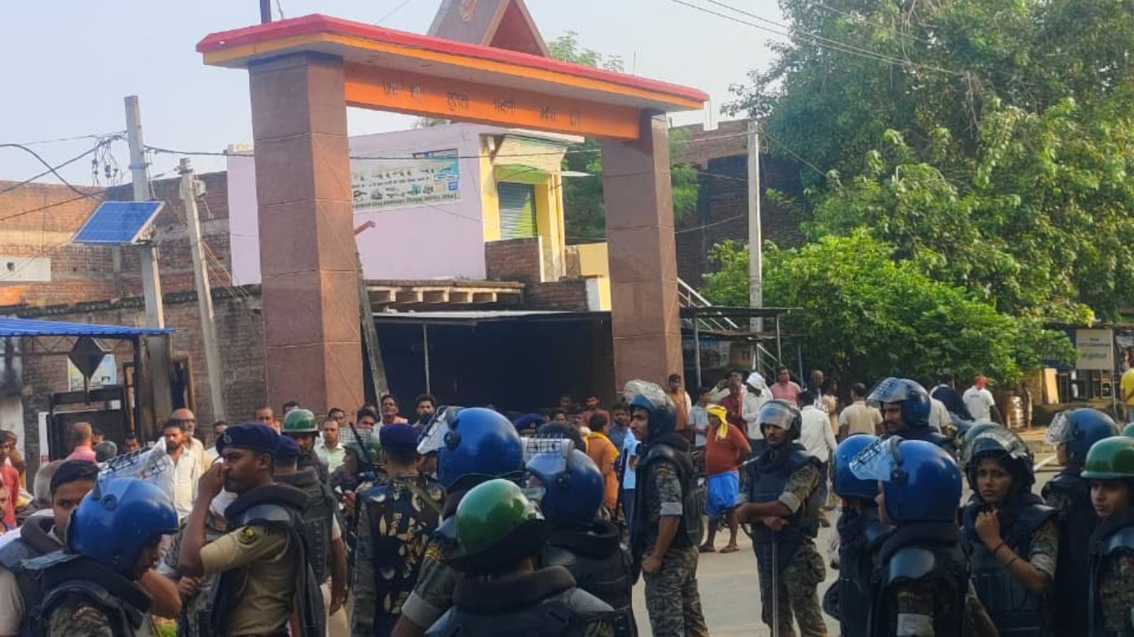 मौके पर पहुंची पुलिस व लोगों की भीड़