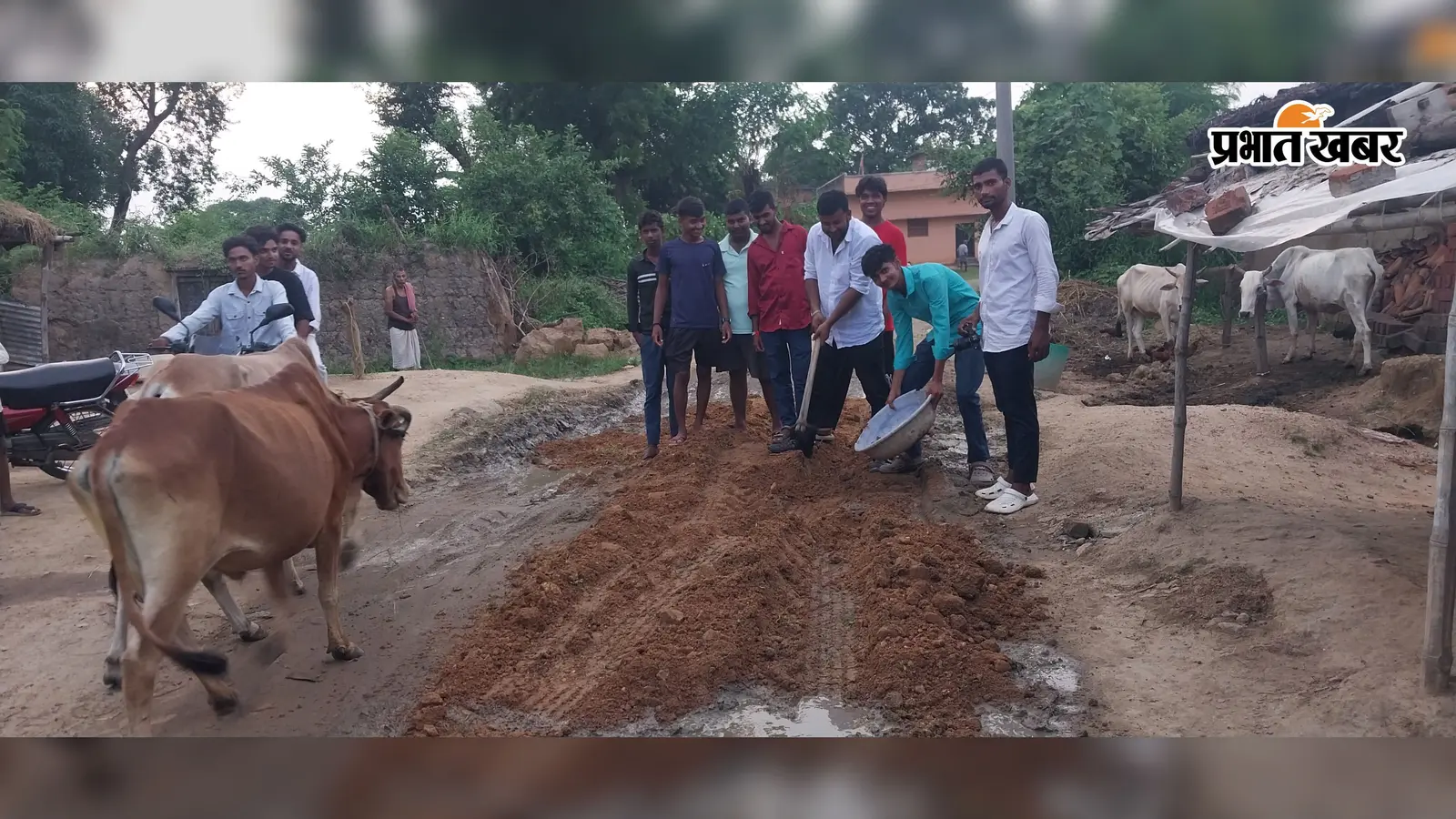 गया जी : गड्ढों से परेशान ग्रामीणों ने संभाली सड़क की कमान, श्रमदान से ईंट-मोरंग डालकर किया मरम्मत