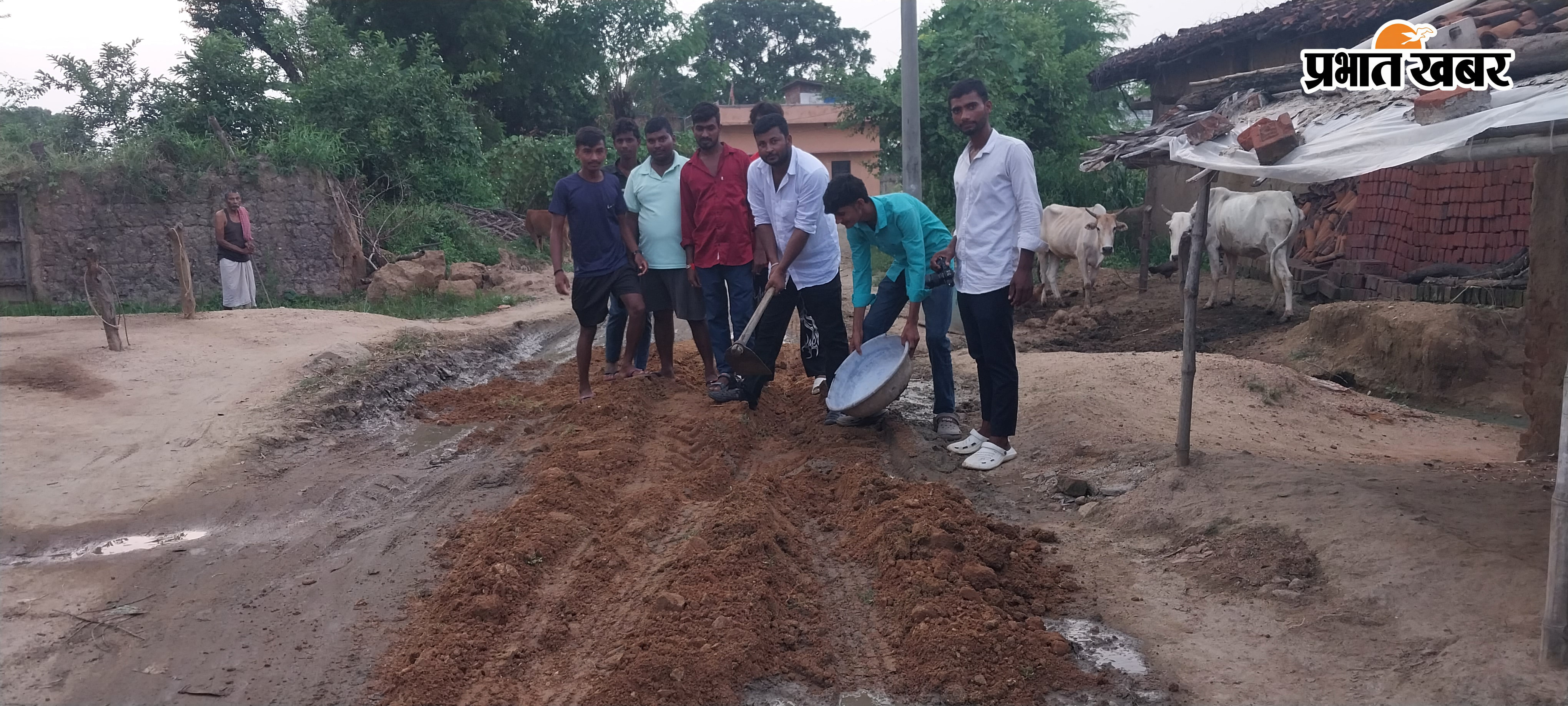 श्रमदान से सड़क में बने गड्ढे की मरम्मती करते ग्रामीण | Prabhat Khabar Network