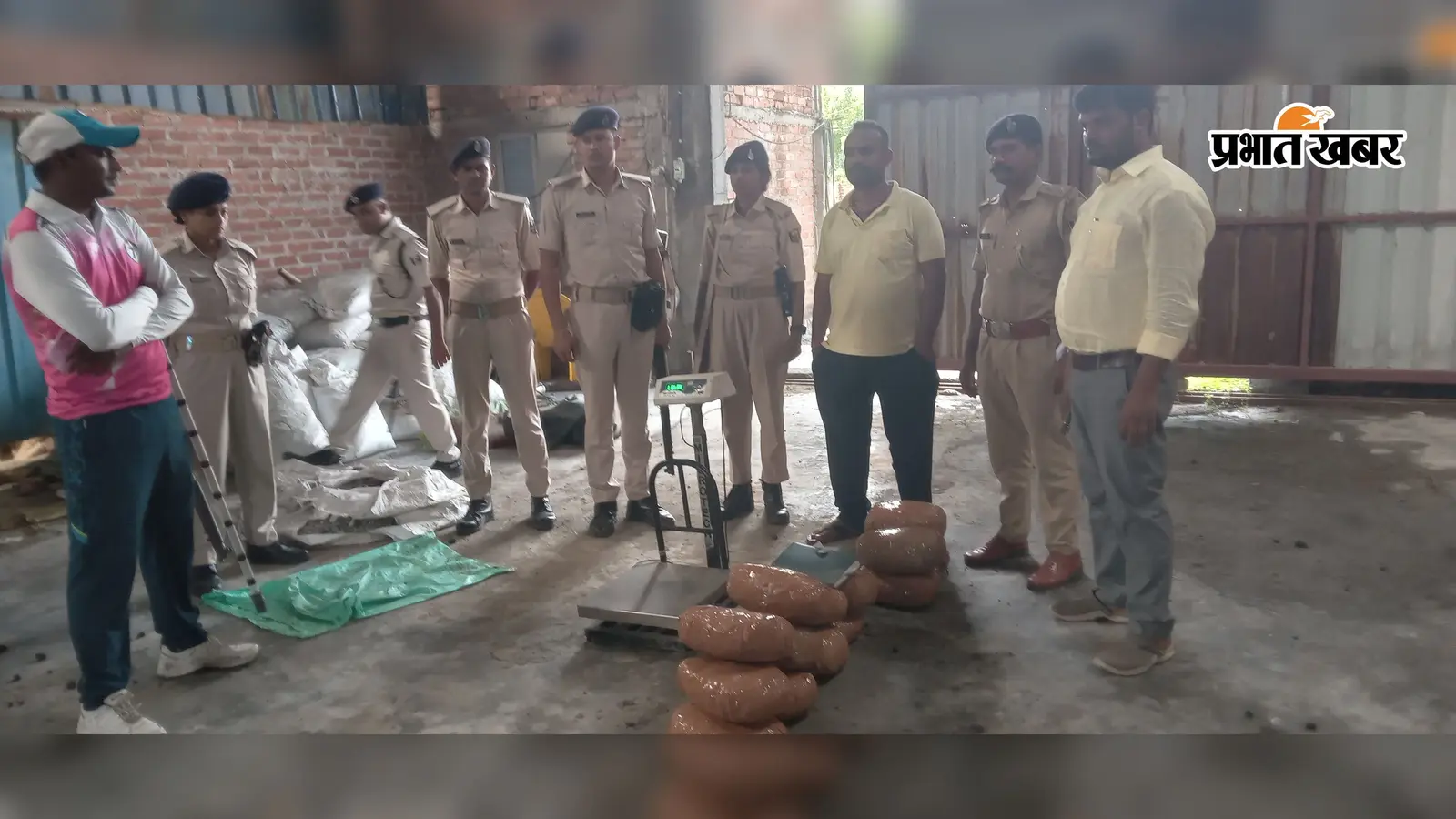 STF की छापेमारी में दुर्गावती में फैक्ट्री के गोदाम से 27 किलो गांजा बरामद, मालिक हिरासत में