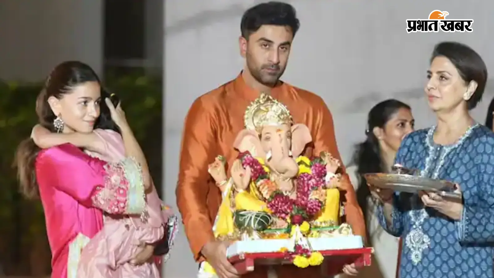 रणबीर कपूर ने उठाई गणपति की मूर्ति, राहा को कैमरों की फ्लैश से बचाती दिखीं आलिया भट्ट, VIDEO में दिखा खास पल