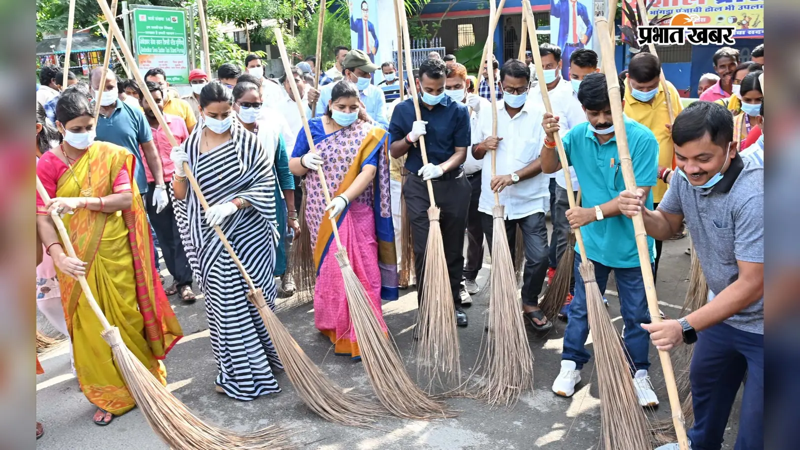 पूर्णिया में महीनेभर चलेगा सफाई अभियान, महापौर ने सफाईकर्मियों के साथ सड़क पर लगाया झाड़ू