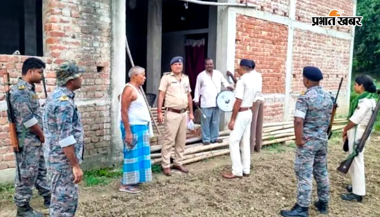 वारिसलीगंज में हत्या के प्रयास में फरार 3 आरोपितों के घर चिपका इश्तेहार, नहीं किया आत्मसमर्पण तो कुर्की-जब्ती की चेतावनी
