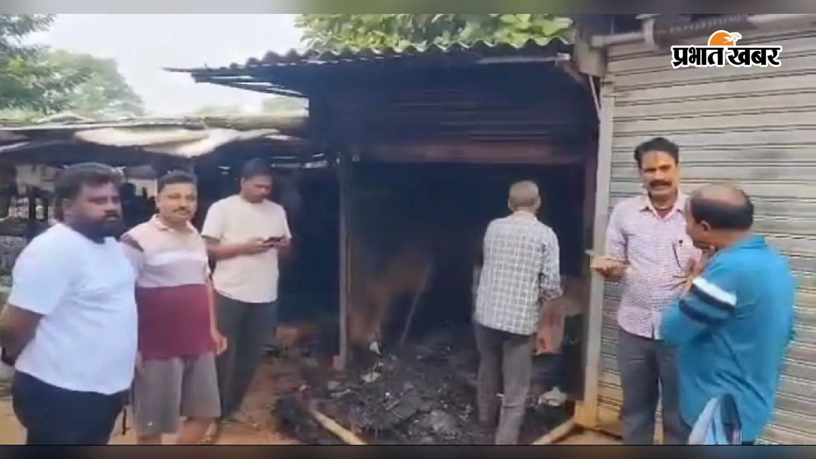 बरवाडीह बस स्टैंड की गुमटी में लगी आग, मोबाइल समेत 2 लाख से अधिक का सामान जलकर राख