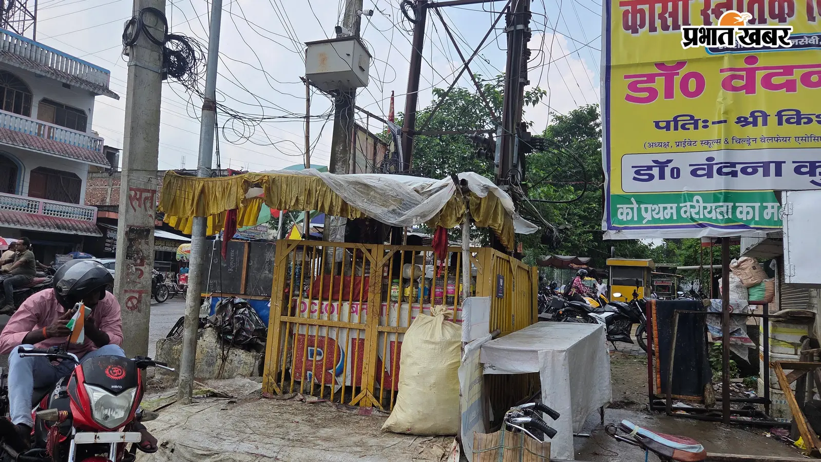 कॉलेज चौक पर ट्रांसफार्मर के नीचे दुकानें, सुरक्षा घेरा होने के बावजूद उठ रहे सवाल