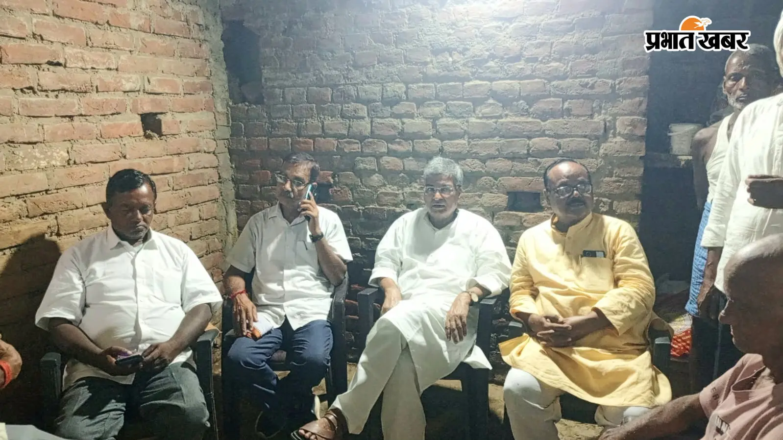 अरवल : डूबने से बच्चे की मौत के बाद परिजनों से मिलने पहुंचे पूर्व सांसद अरुण कुमार, दी सांत्वना