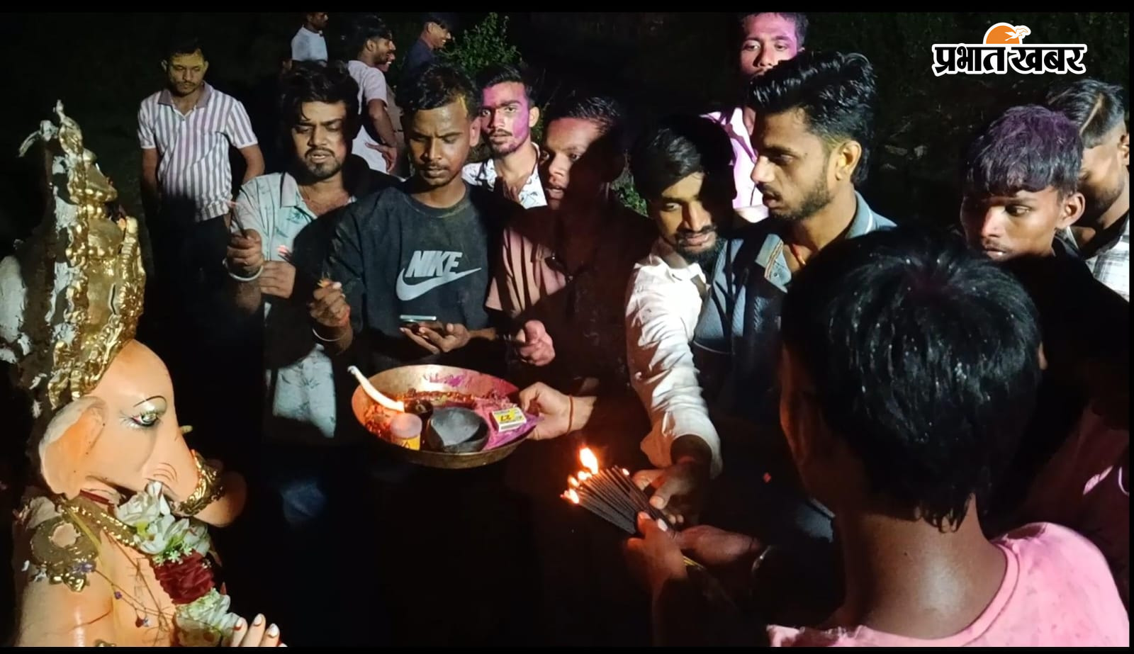 फोटो :- 1.विसर्जन के दौरान आरती करते श्रद्धालुगण 2.विसर्जन के लिए मूर्ति उठाते क्लब के सदस्य | Prabhat Khabar Network