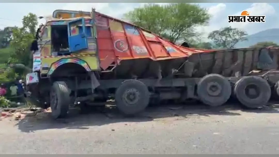 आम के पेड़ से टकराया चावल लदा ट्रक