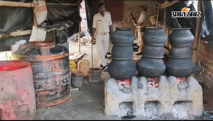 देवघर में शराब पर बड़ा एक्शन, 50 लीटर महुआ शराब जब्त; 4 गिरफ्तार