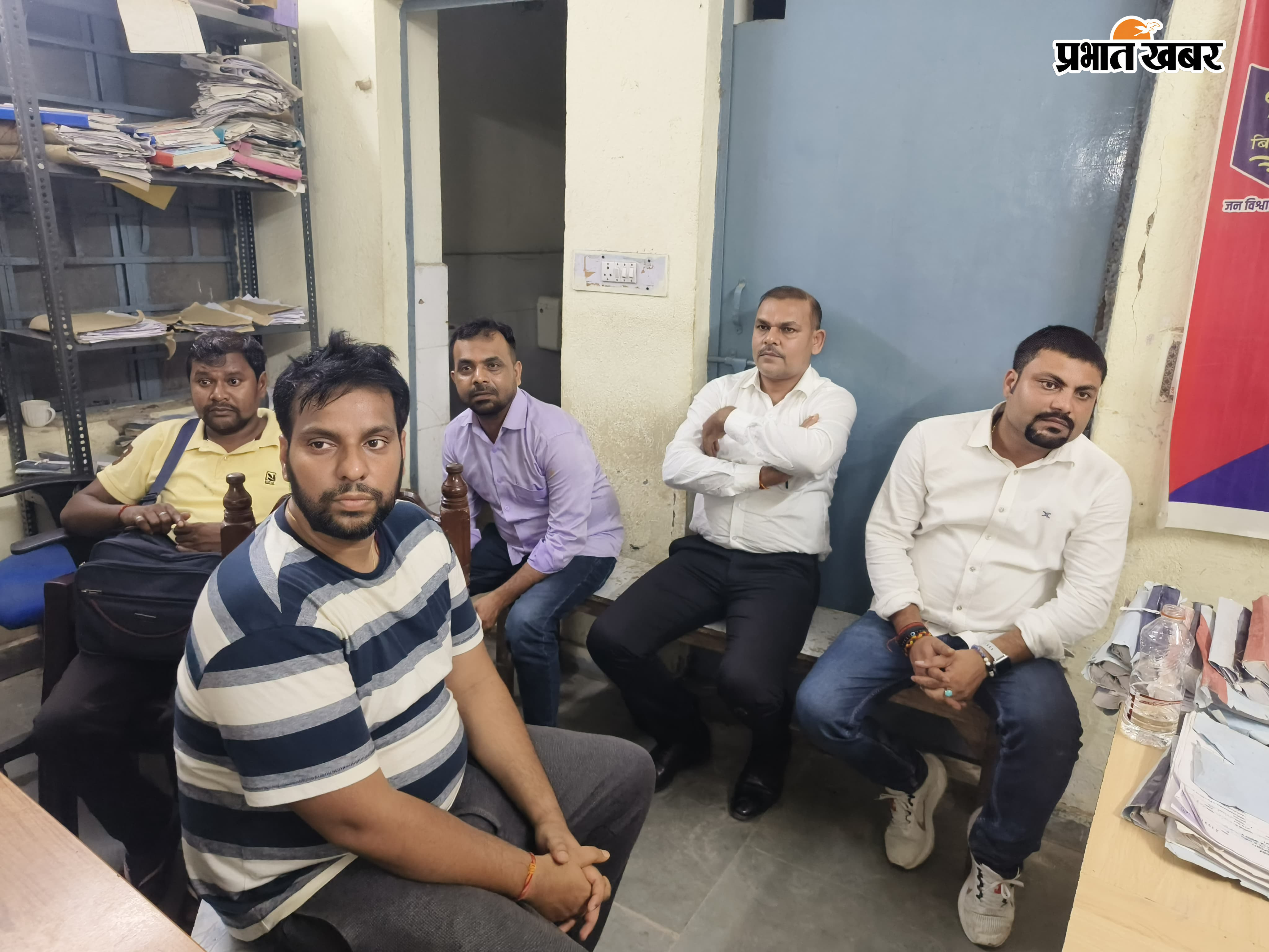 शराब पार्टी करते पकड़े गए लोग | Prabhat Khabar Network