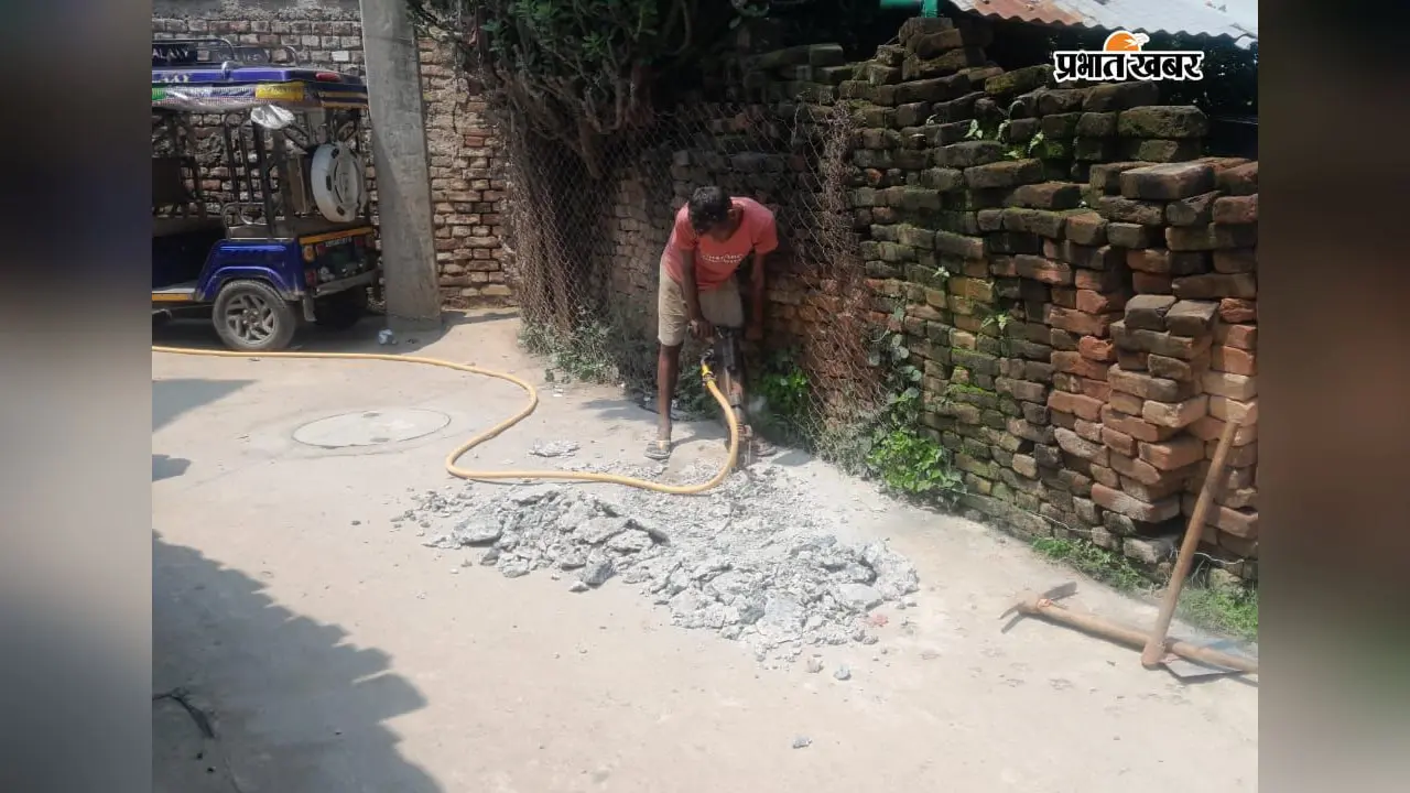 मुंगेर में PNG गैस पाइपलाइन के लिए फिर खोदी जा रही सड़क, मिट्टी डालकर छोड़ दिया : बारिश में बढ़ सकती है परेशानी