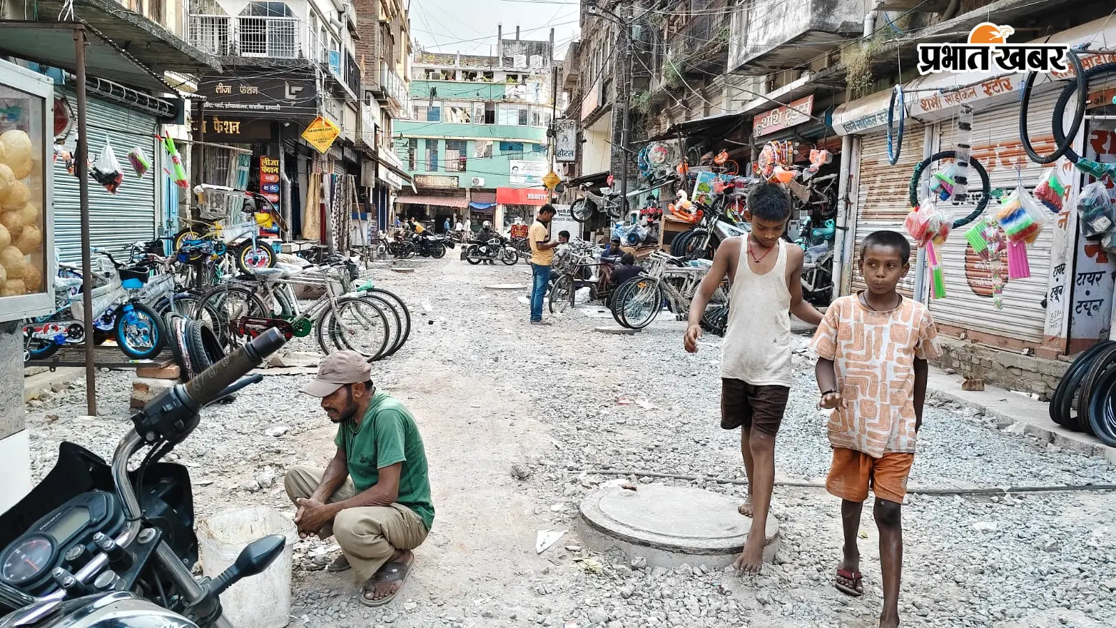 दो सप्ताह से उखड़ी पड़ी साइकिल पट्टी और जैन धर्मशाला रोड, धूल-गड्ढों से कारोबार पर संकट