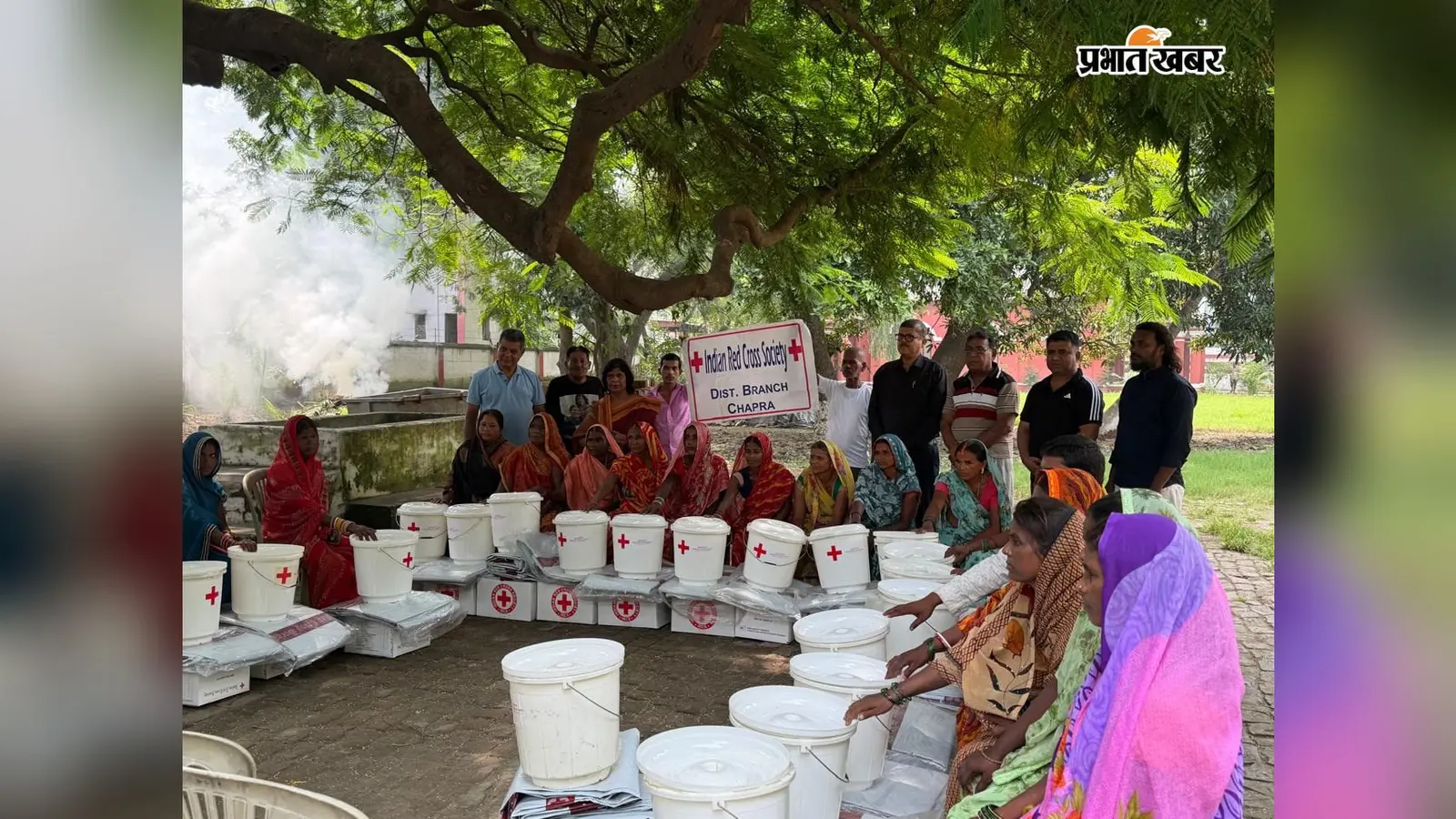 सारण: बाढ़ प्रभावित परिवारों की मदद को आगे आया रेड क्रॉस, 20 परिवारों को दी राहत सामग्री